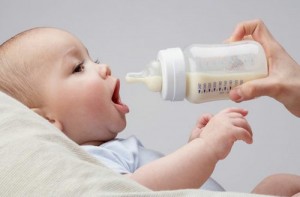 Mẹo pha sữa bột đúng cách cho trẻ