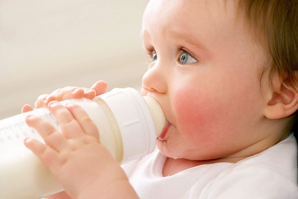 Những điều cấm kị khi pha sữa bột cho trẻ