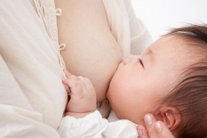 Sữa mẹ hoặc sữa bột công thức là thức ăn DUY NHẤT của trẻ sơ sinh từ 0-4 tháng tuổi