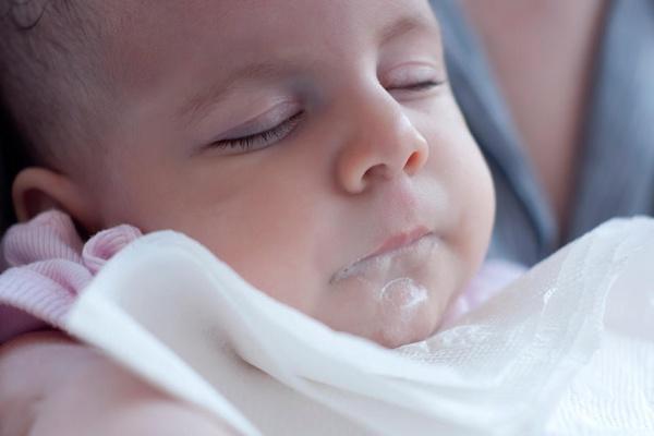 Cách giảm trớ sữa cho bé sơ sinh