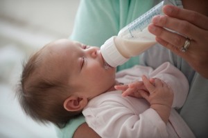 3 lưu ý quan trọng khi lựa chọn bình sữa cho trẻ ăn sữa bột