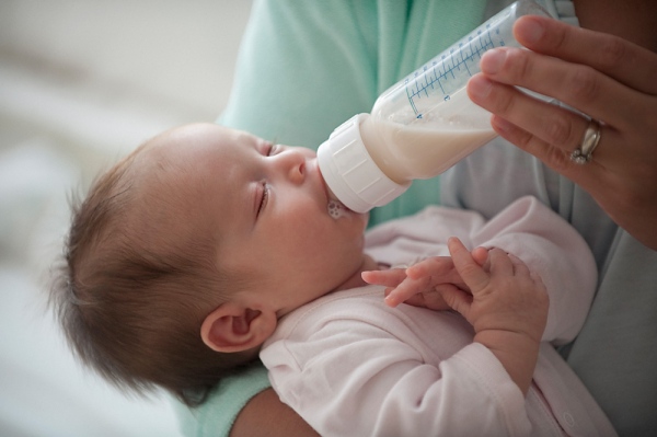 Trộn bột ăn dặm vào sữa cho bé sơ sinh có tốt không?
