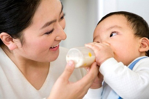 có nên cho trẻ bú kết hợp sữa mẹ và sữa bột?